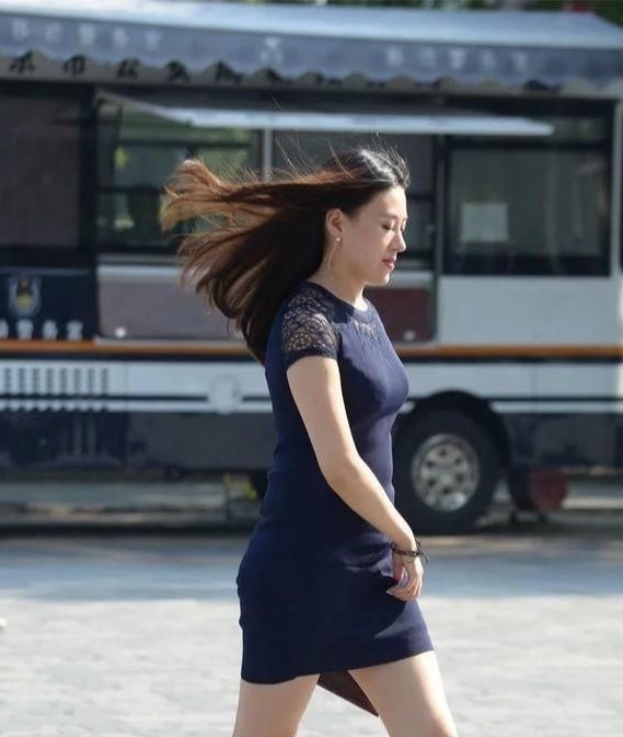 阿姨|一件亚麻连衣裙,穿出成熟优雅气质,阿姨也能魅力迷人