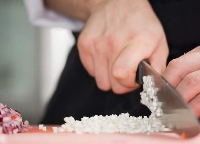  柳木|哪种材料制作的案板最好？大厨推荐这4种，抗菌耐磨，坚硬韧性足