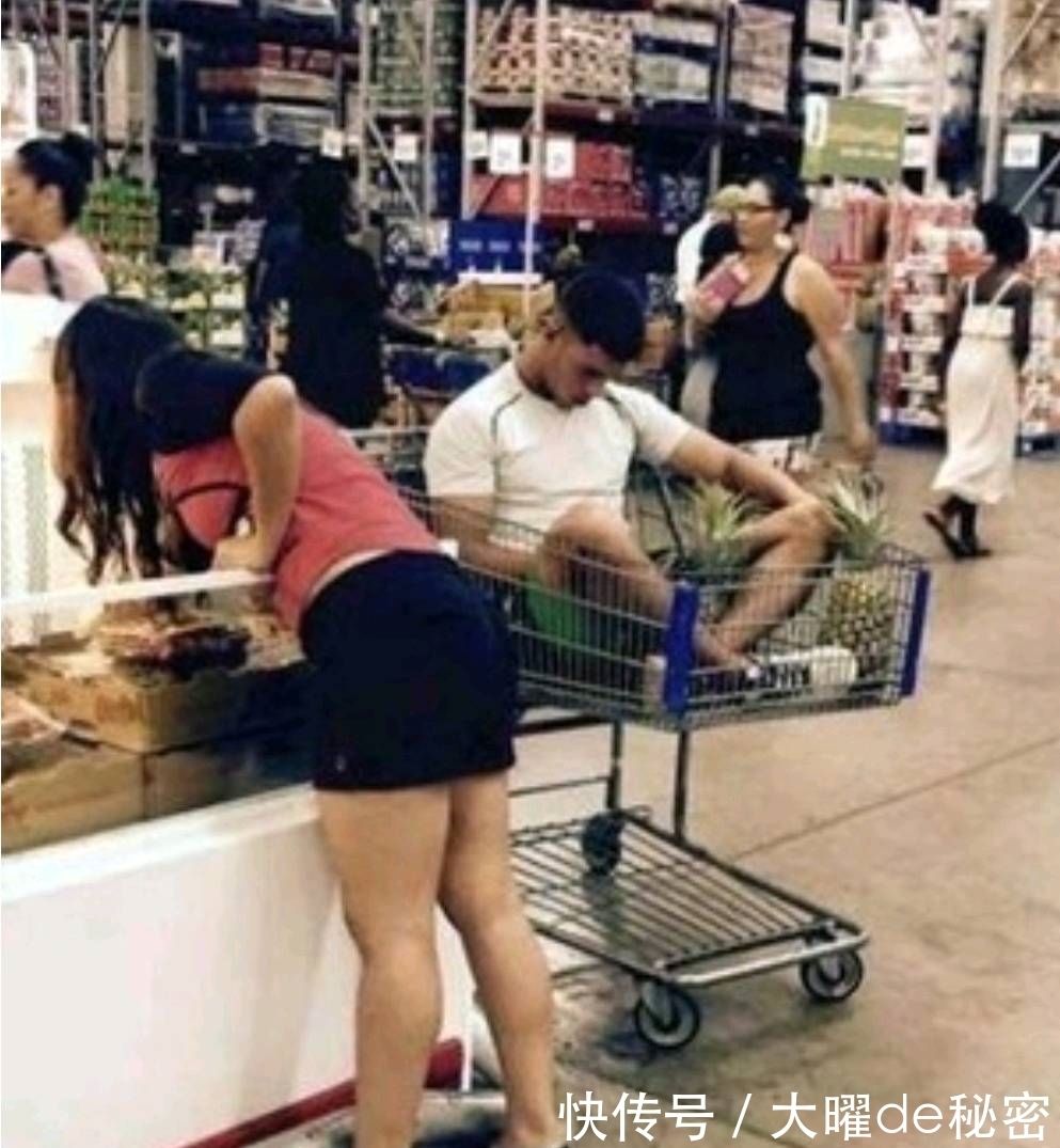 |搞笑图片幽默段子笑话:哈哈哈,大哥你好意思坐在购物车里吗