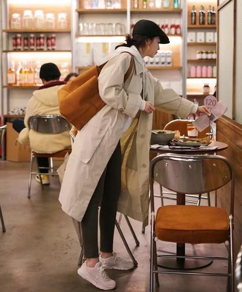 “长风衣＋卫衣”，才是春天正确打开方式，三木都这样穿