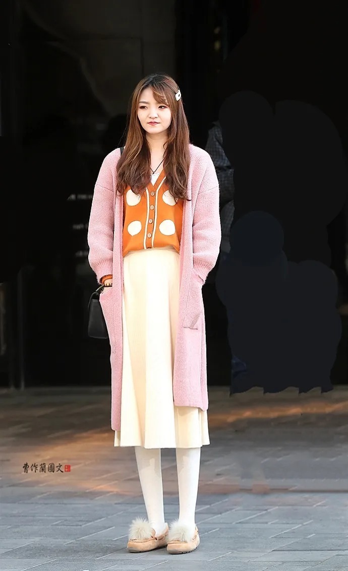 靓女|街拍:用长筒白袜打造优质美腿的靓女