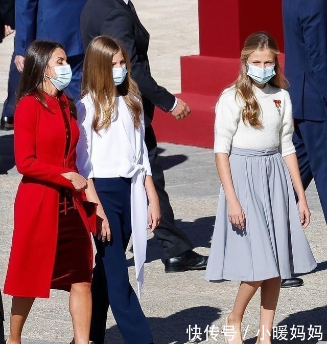 姐妹花|这朵西班牙姐妹花很少见,劳拉的蓝色连衣裙和她姐姐一样高