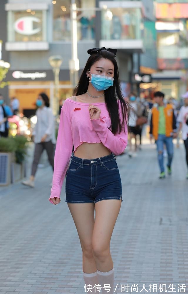 搭配 夏末初秋穿牛仔短裤,利用粉白配色打造减龄效果,为气质加分!