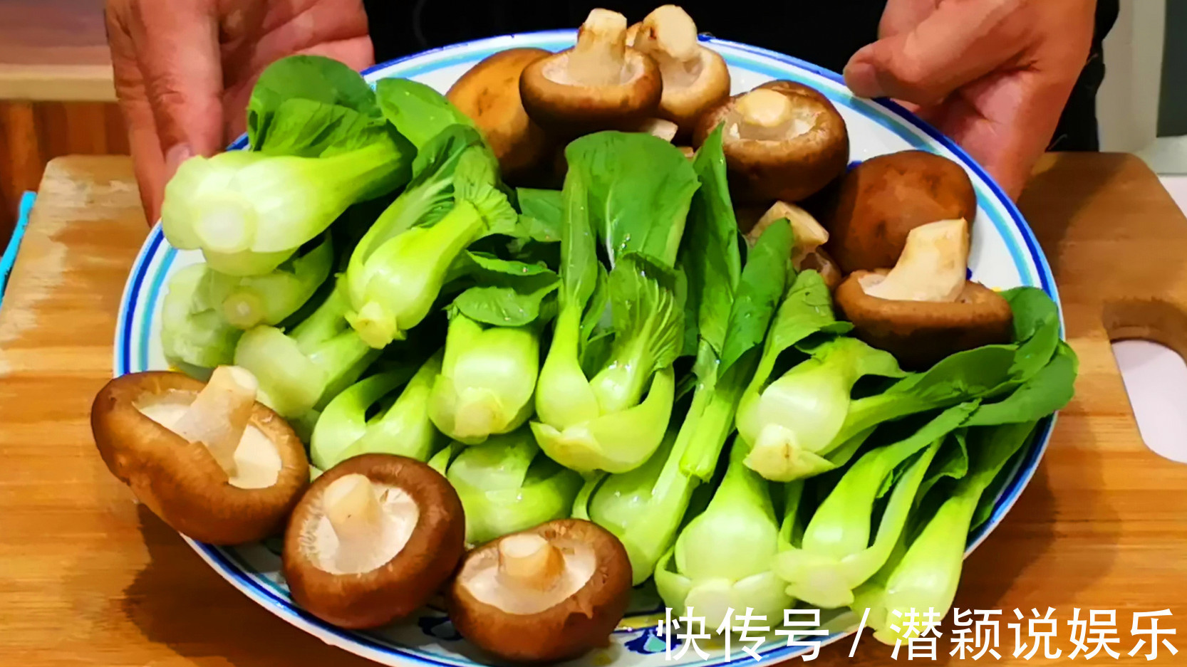青菜|炒青菜时,最忌直接下锅炒,大厨多加2步,青菜又脆又绿又好吃