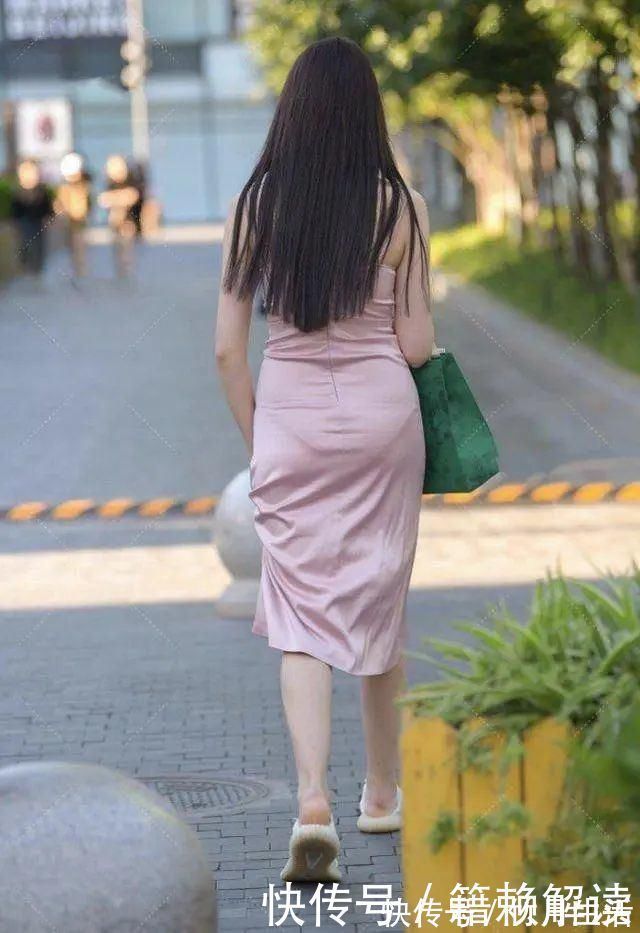 饱和度 美女穿着简单的粉色吊带走大街,不知道赚了多少回头率