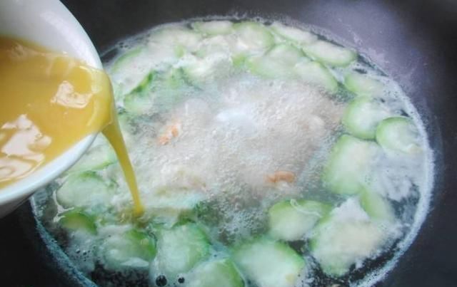 丝瓜和“它”是绝配,汤鲜味美又清爽,夏天喝比骨头汤还过瘾