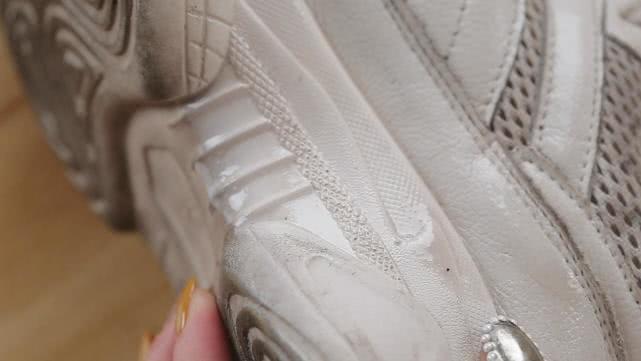 拖鞋脏了别用水洗,洗不干净,教您一招,再脏的拖鞋洗得干净如新