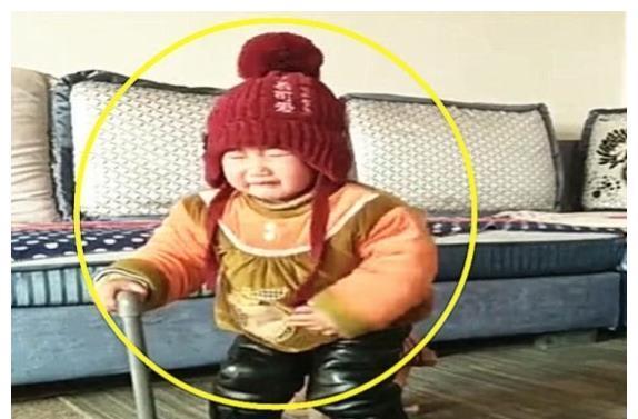 孙子|让孙子模仿奶奶,1岁孙子拄着拐杖就开始,下一幕爷爷牙都笑掉了