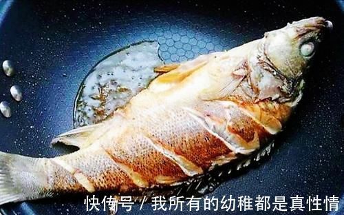 大厨|煎鱼时，很多人都煎不好，大厨教你3个煎鱼技巧，鱼不粘锅也不破皮