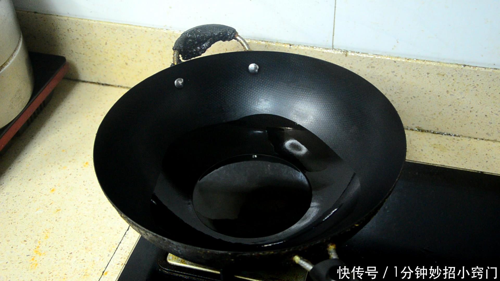 煎鱼|煎鱼时,直接下锅煎是大错!大厨教你一招,不粘锅不掉皮