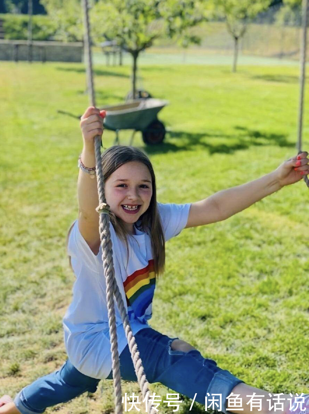 内柔|贝嫂母女现身,小七穿牛仔连体装白胖胖,被妈妈牵着走像个小憨憨