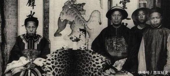 晚清|晚清老照片:满族新娘踏进富贵门,大官家里摆着老虎皮!