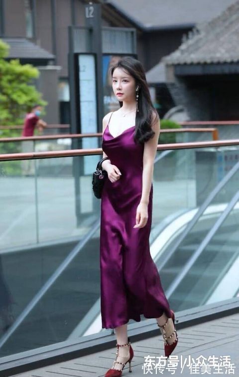造型|街拍真丝吊带裙造型,这条街属她最亮眼