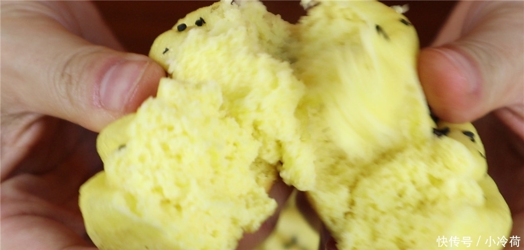 用玉米面做的早餐,咬一口暄软蓬松,做一次3天不起早,太香了