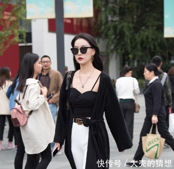 路人街拍美女身穿瑜伽紧身衣,腰细臀围紧绷