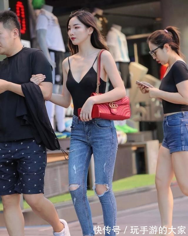 瑜伽裤 清爽穿搭非瑜伽裤莫属,让造型显得时髦不单调,真佩服她!