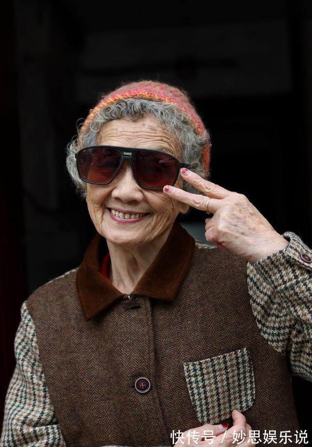 老年人|爱美不分年龄，这位老奶奶的穿搭舒服又接地气，慈祥可亲又显气质