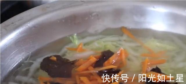 白菜我家很少炒着吃,开水一烫,筷子一搅,比肉还香,开胃又下饭!