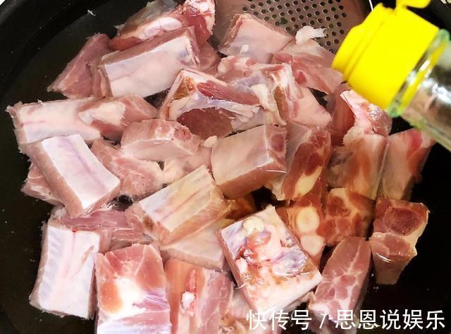 浮沫|为什么排骨焯水后变得又腥又柴看完大厨操作才知道，是用错水了
