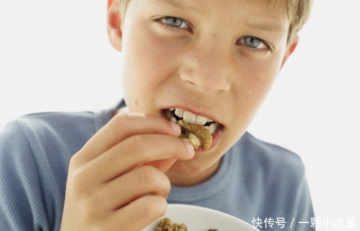 核桃中含|常吃核桃会有“5个”好处,但有2种人不适合吃