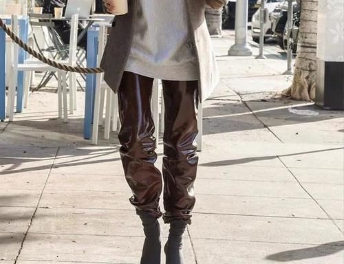 今年的卫衣流行“穿紧不穿宽”，优化比例不说还显瘦，潮人都爱了