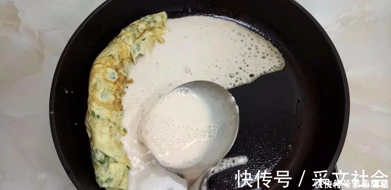 口水|早餐新吃法, 手不沾面, 做出来比鸡蛋饼营养又好吃, 边吃边流口水