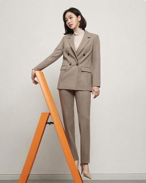 优雅的职场女人，学这5套职场新造型，干练沉稳又有女人味