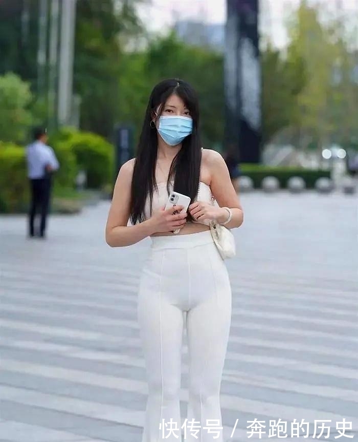 肩上|白色露肩上衣搭配高腰牛仔阔腿裤,时髦一整个夏天