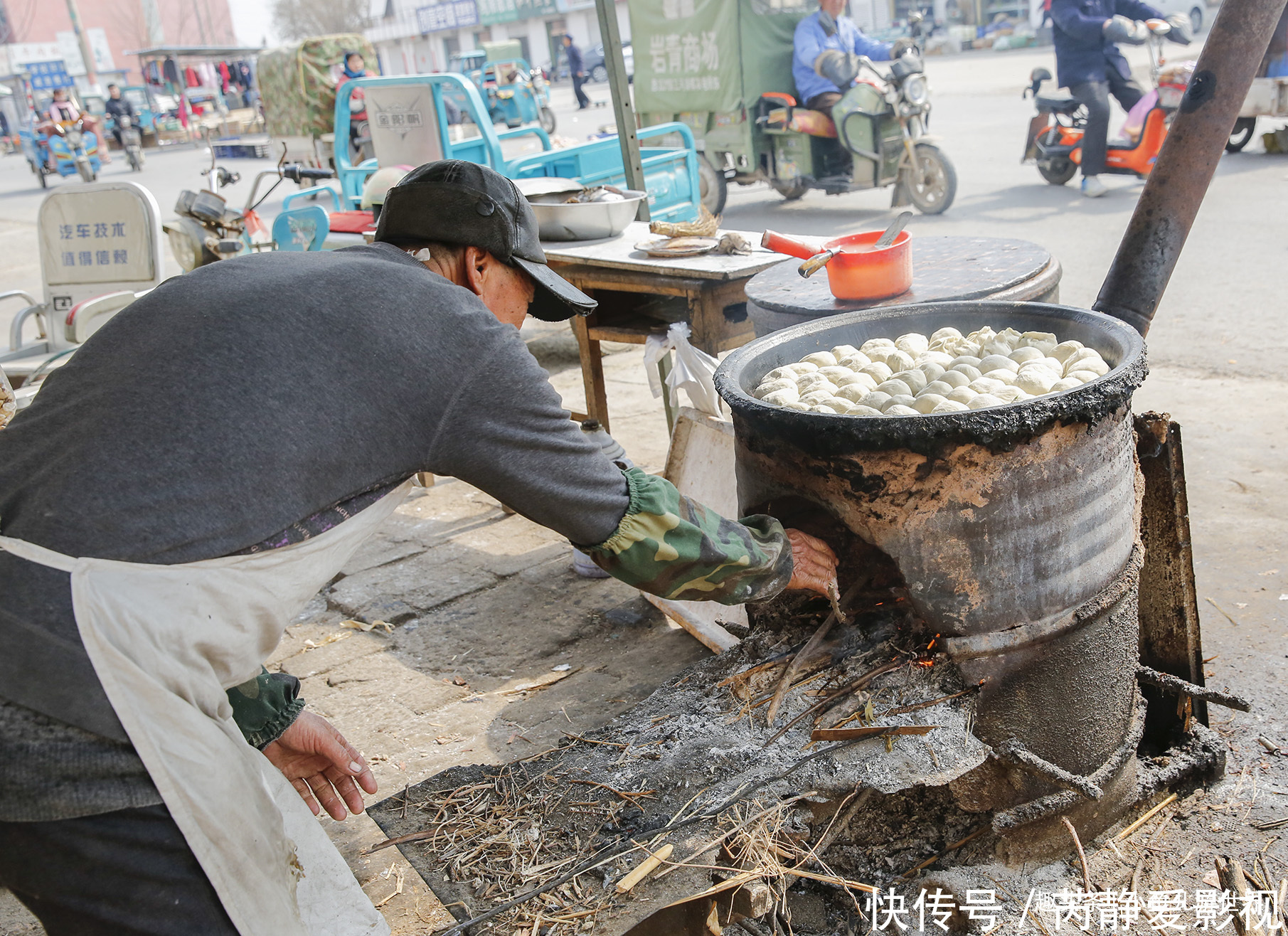 64岁农村大爷40多年古法老手艺，木柴烧铁锅，一天做10多锅