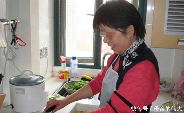 监控|家里请保姆后，8岁儿子总想睡觉，父母查看监控后奖励保姆5万元