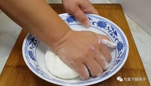 面团|烙饼这样做才好吃，开水一烫，张张柔软又劲道，比手抓饼还好吃