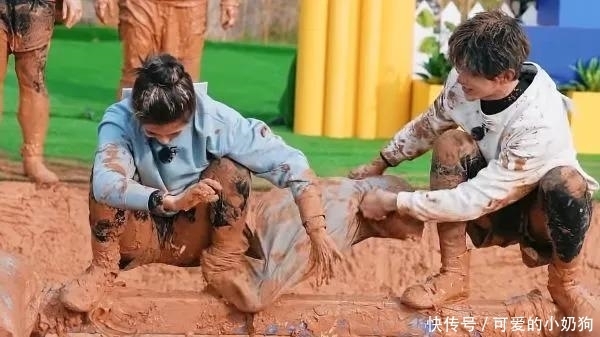 蔡徐坤 蔡徐坤抡沙溢被群嘲,谁注意他拿枕头前小动作,暴露两人真实关系