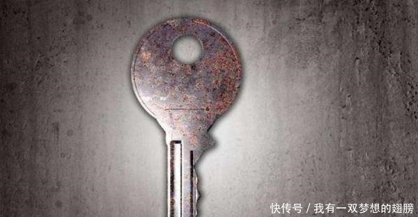 废旧钥匙不要扔,放在卫生间里有大作用,全家人都抢着用!