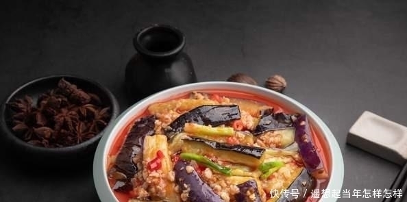 大厨|炒茄子切忌先放油,难怪油腻发黑,大厨教您一招,茄子香嫩不吸油