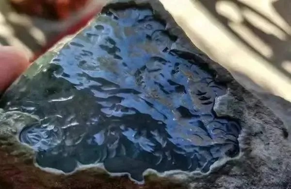 在翡翠界，有一个很好玩儿的事儿便是翡翠翡翠赌石