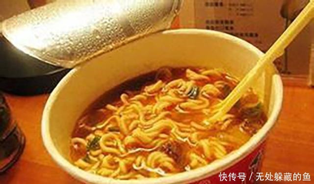 泡面的时候,很多人都忽略了这一环节,所以泡面才难吃还发硬