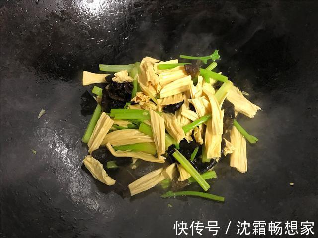泡腐竹时,用开水还是用冷水,教你小窍门,30分钟发好,不夹生