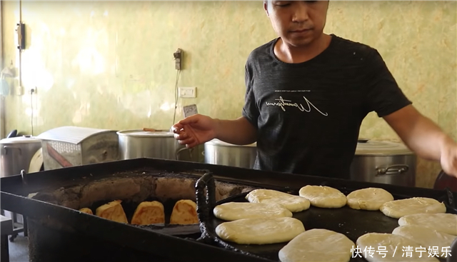 父子街头卖“地道”小吃，8元一个分量足，食客吃一个就管饱！