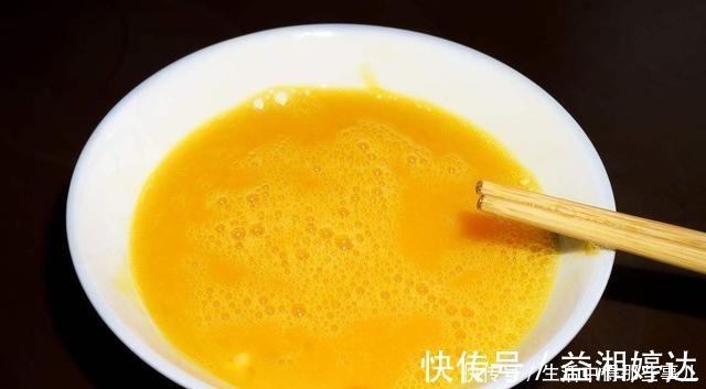 鸡蛋|炒鸡蛋时,不要直接下锅炒,记得加点它,鸡蛋更鲜更嫩