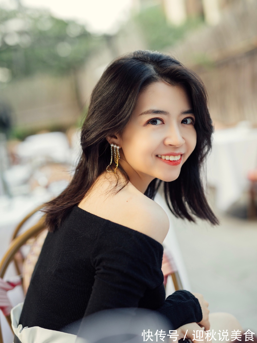 小蛮腰 奔三奔四女人这样穿,秋季穿出高级感,黑色上衣搭配白色短裤真美