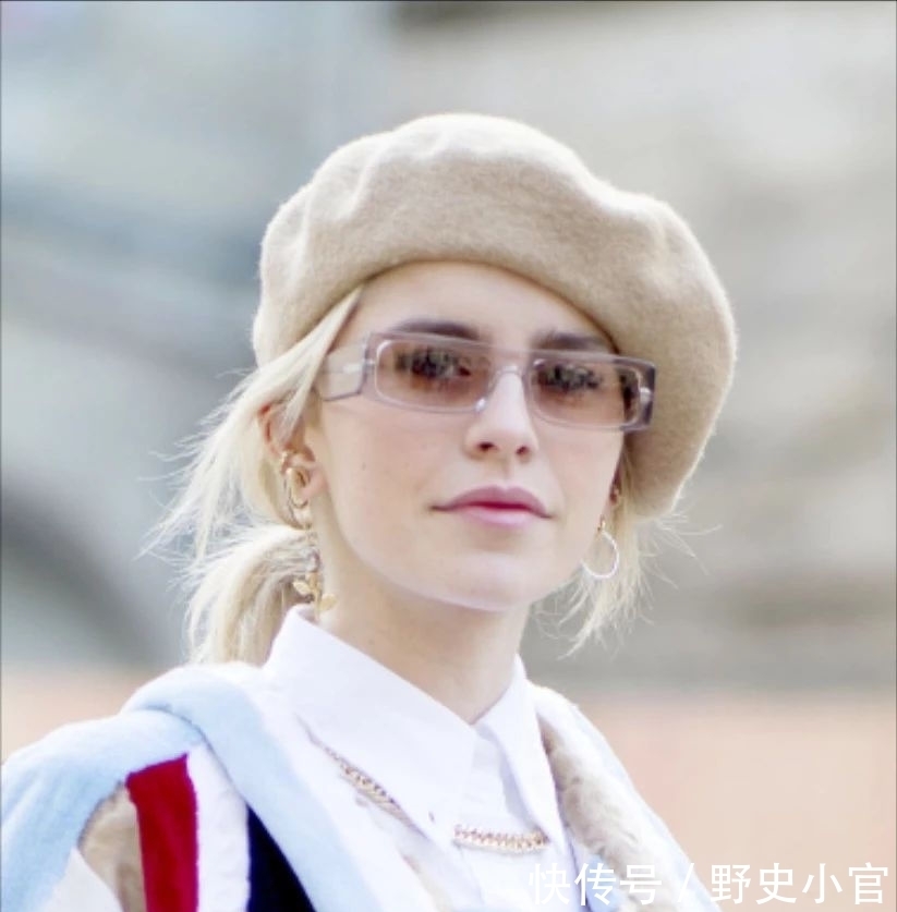 半个月没出门头发乱糟糟,懒女孩都懂得戴贝雷帽,颜值瞬间飙升
