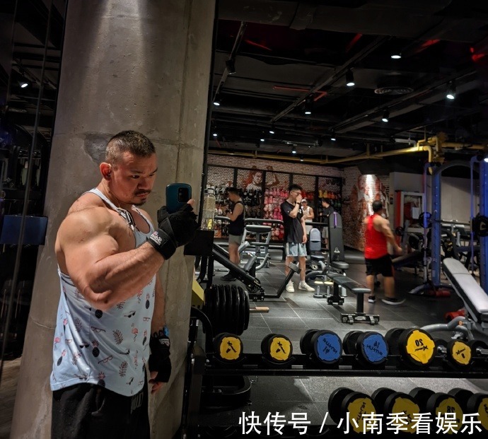 健身房|爱健身的IT小哥哥,十年如一日撸铁,打造出牛蛙般的腱子肉!