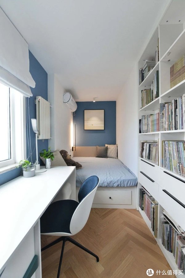 书桌|小夫妻买下没人要的“渣户型”走廊变成图书馆,鸡肋空间不浪费