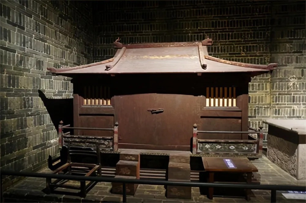 醒来|盗墓贼喝下墓中千年老酒:2天后醒来说了句话至今成笑柄...