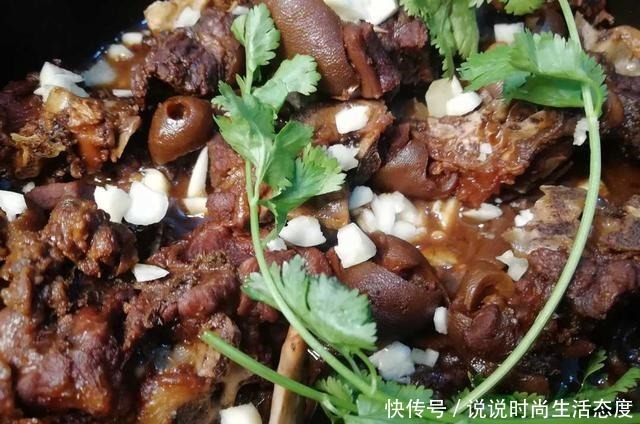 补冬少不了羊肉，羊肉做得好，有两样调料少不了