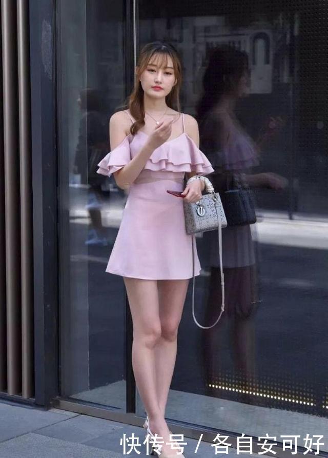 开衫|街拍蓝黄色的格子裙外搭休闲开衫简洁靓丽