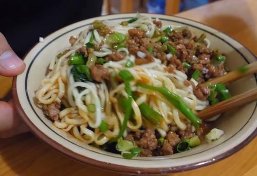 70后大妈开面馆，拌面调料丰富上餐快，一上午不费劲卖300碗面条