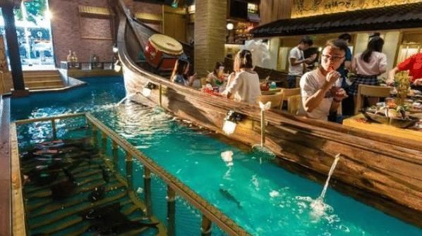 30吨海水装满餐厅,想吃鱼自己捞,用餐环境优美,你猜人均多少钱