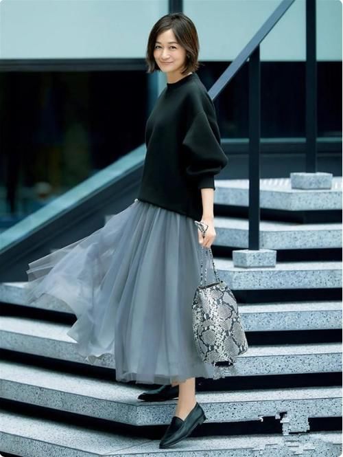 中年女人想要穿得显年轻，试试这些日系减龄穿搭技巧，时髦又优雅