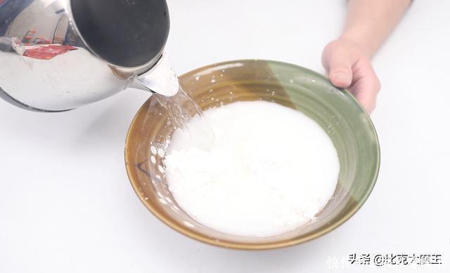 贴春联别再用胶带了,用一招轻松搞定,平整又牢固,看完能帮大忙